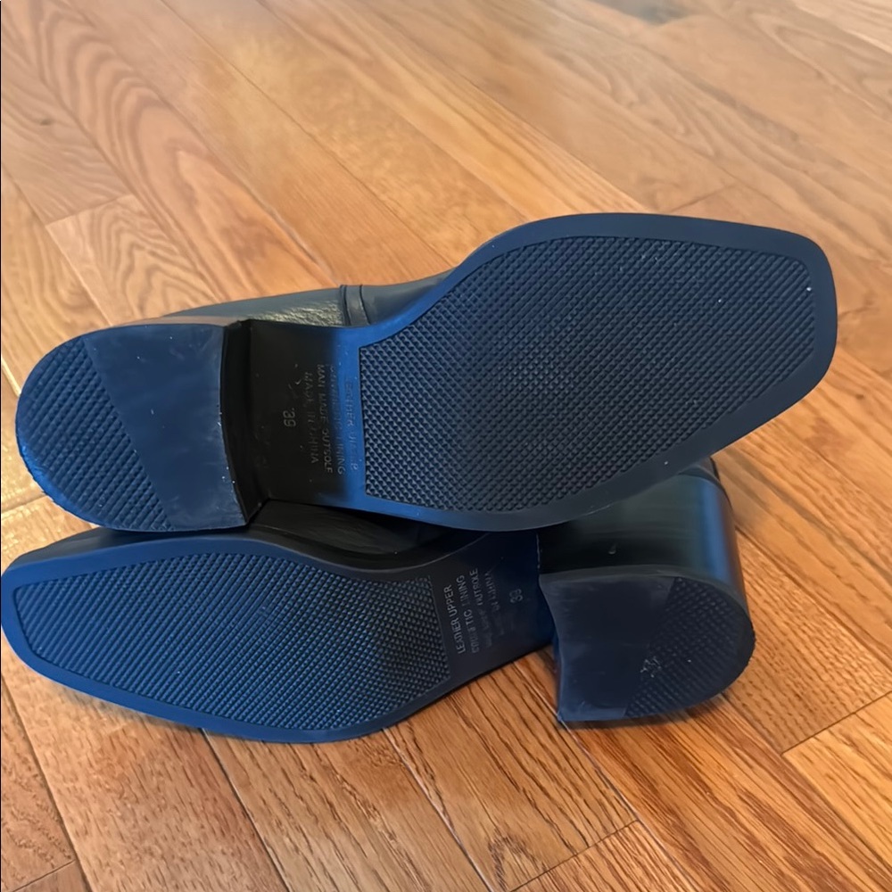 Sleek Black Ankle Boots with Elastic Panels - Picture 5 of 5